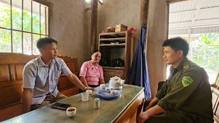 Tuyen's colleagues came to visit him when they learned he was injured