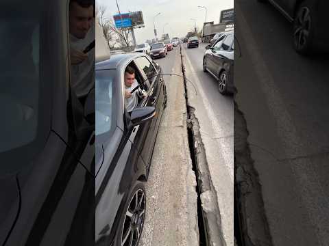 صيد سمكة من جسر خطير وجبة غداء سهلة