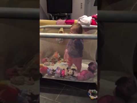 Un Bebe Maltraite Un Autre Bebe Youtube Un Bebe Maltraite Un Autre Bebe Youtube