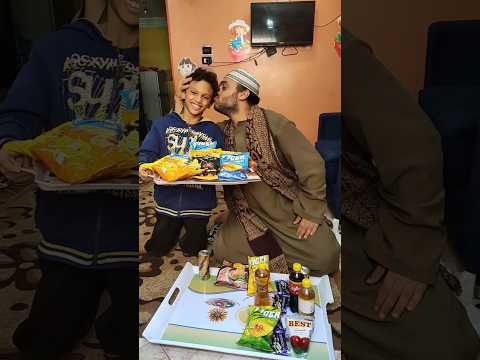 بيلم بواقي الاكل عشان يأكل هو واخواته