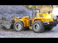 7.000 DOLLAR vs 450 DOLLAR!! RC WHEEL LOADER comparison! Huina FM1583 full metal vs hydraulic