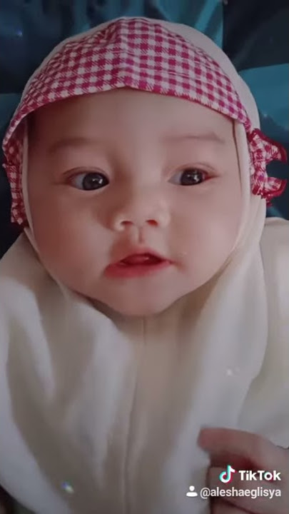 Bayi lucu berjilbab