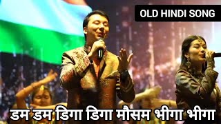 Dam dam diga diga Mausam bhiga bhiga || OLD HINDI SONG IN LIVE CONCERT || NEW VERSION