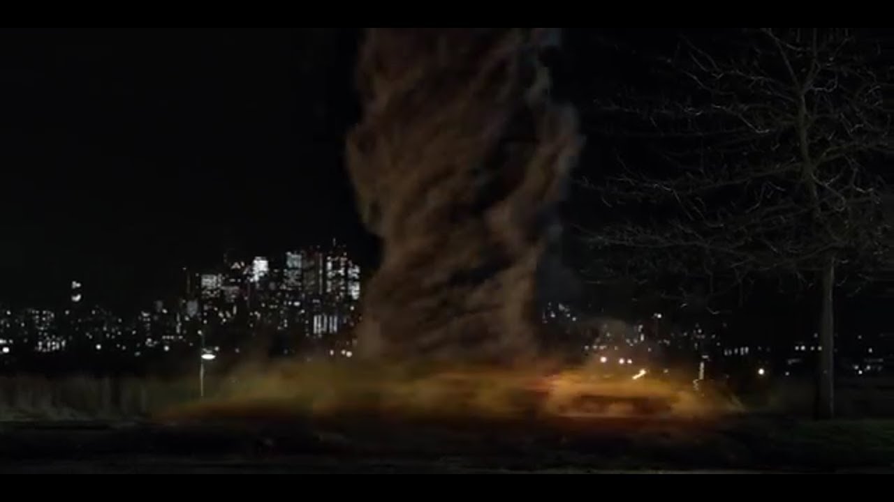 The Flash S1E01: Barrry Allen Stopped a Cyclone Created by Mardon in Hindi