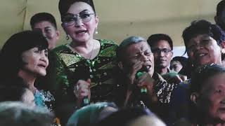 Bupati Minahasa Selatan DR.Christiany Eugenia Paruntu,SE memuji Tuhan bersama para lansia di elusan