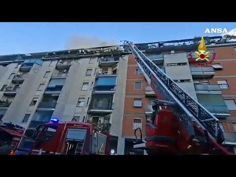 Video Incendio in grande palazzo a Milano, un morto e due intossicati