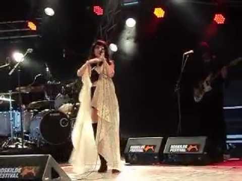 Gaye Su Akyol "Develerle Yaşıyorum" live Roskilde 2016