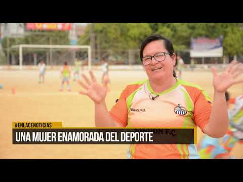 Una mujer enamorada del deporte, entrena futuras promesas.