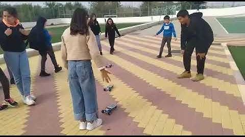 جانب من سباق الرّوبوتات التي صمّمها ونفّذها طلبة الصّف السّادس الأساسي بإشراف المعلمة ليلى كنعان .