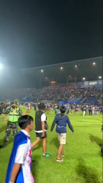 aksi suporter Arema yang masuk ke dalam lapangan