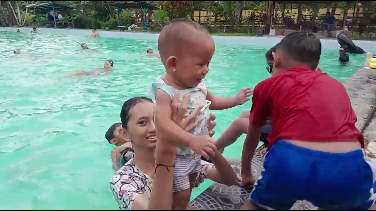 Ade Dena ikut berenang 