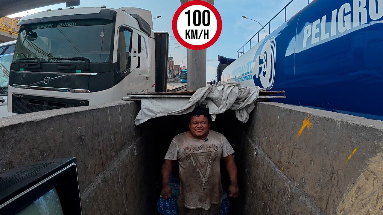 HIZO SU CASA AL MEDIO DE UNA P3LIGROSA CARRETERA | La vida dentro de una vía rápida |ft.@samuride33