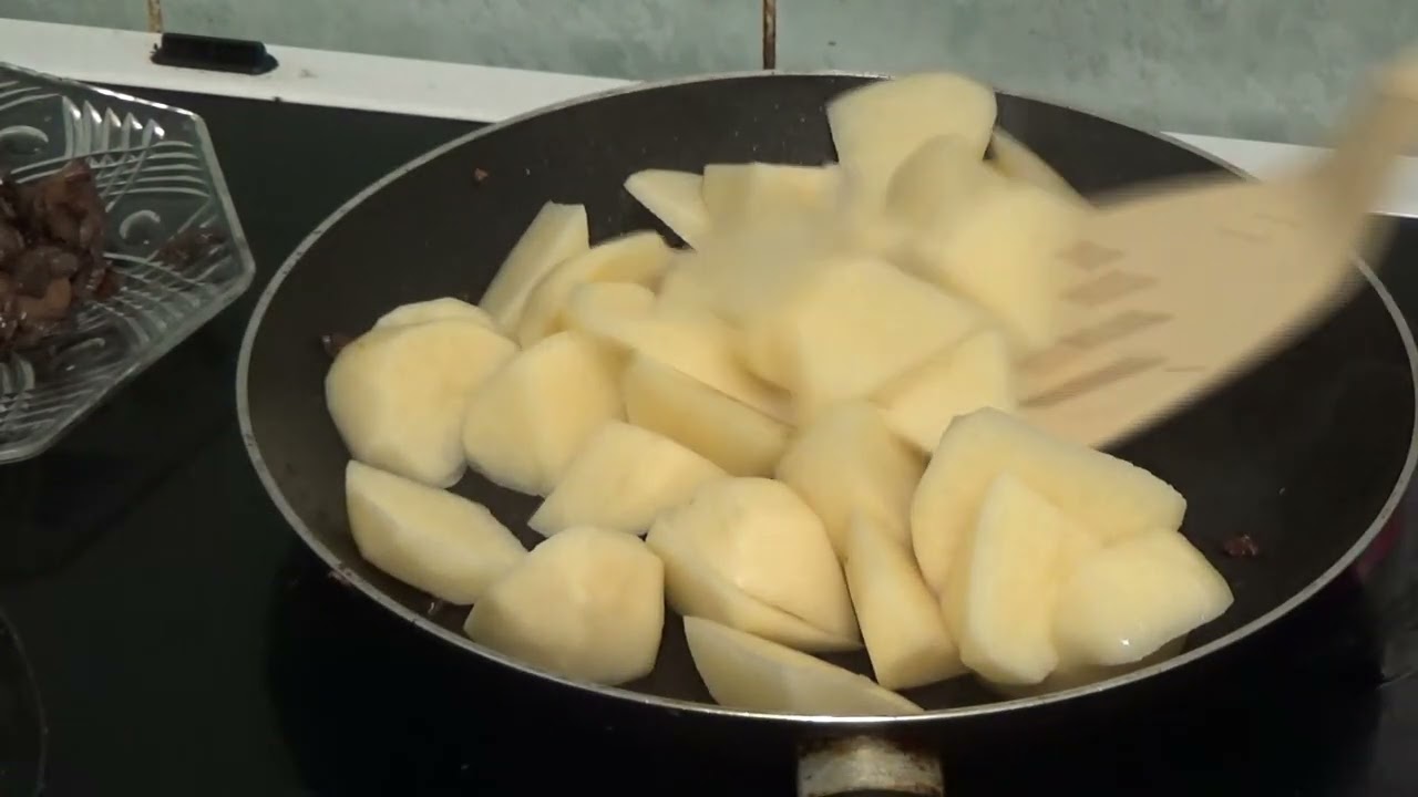 Жареный картофель с луком и грибами