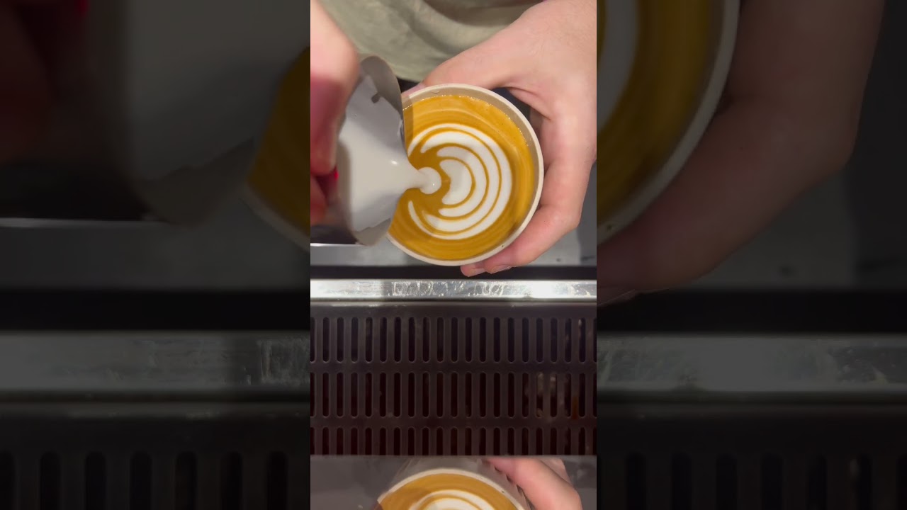 Increíble arte latte 😍 #shorts