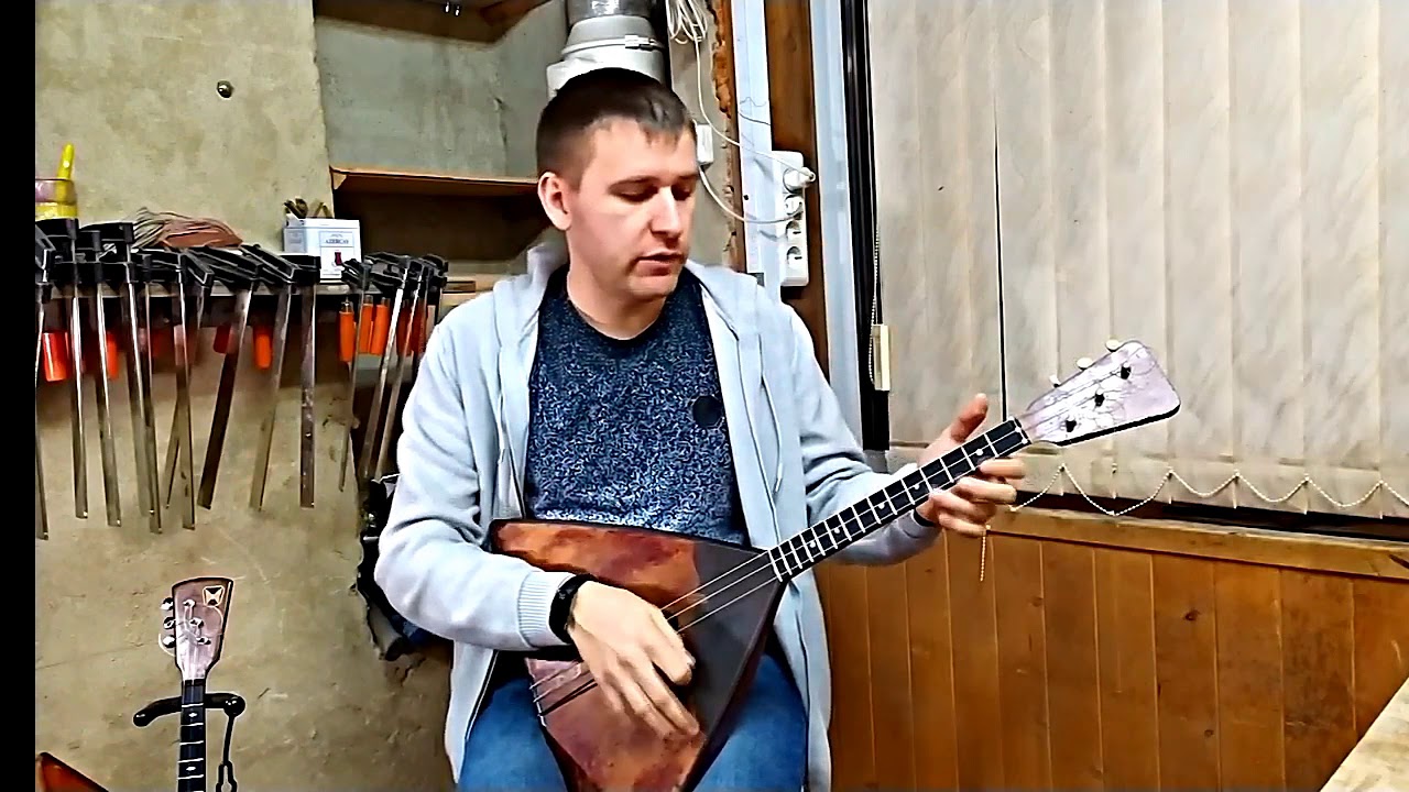 Балалаечник слушать. Балалайка Альт. Строй балалайка Альт. Ютуб на балалайке. Балалайка Альт фото.