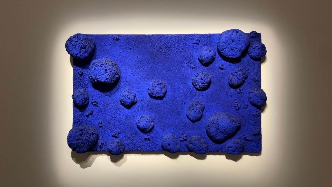YVES KLEIN : RELIEF PONGE BLEU SANS TITRE, (RE 28), 1961