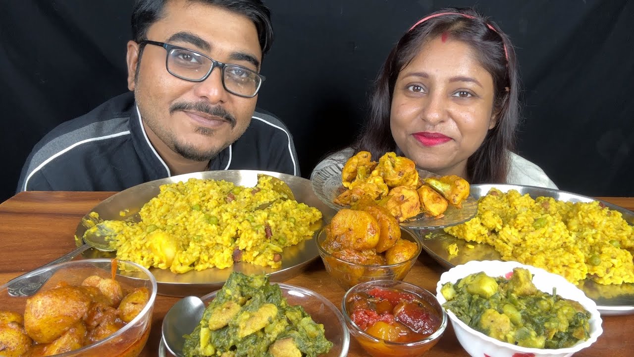 Eating Show - Vegetables Khichri, Fulkopi Pakora, Palang Saag, Notun Aloor Dom | Couple Eating 