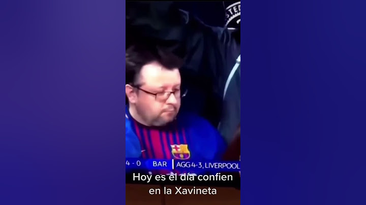 Aficionado del Barça besa escudo .  #barcelona #championsleague #ucl #barca #barça #cule #campnou