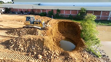 Shantui Bulldozer Pushing Soil Filling Sink Land With 25T Dump Trucks