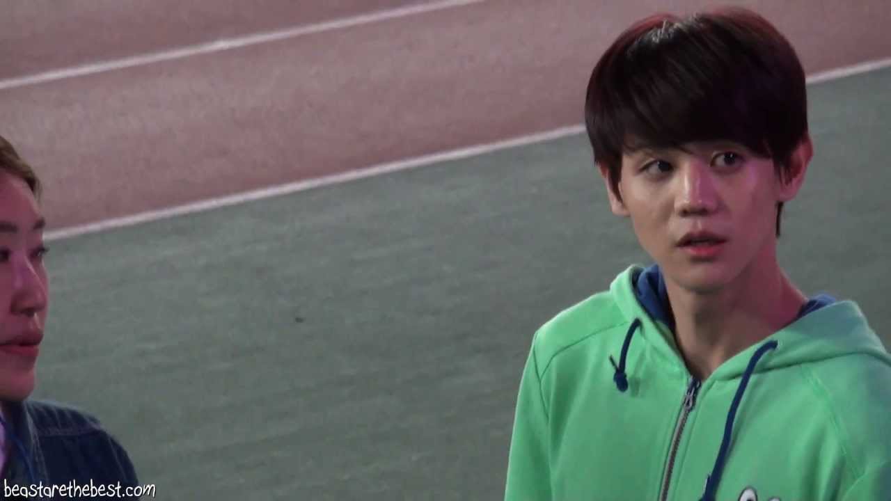 [Fancam] BEAST 130903 - DooSeob greeting fans + Candies (2013 Idol Star Athletics Championships)