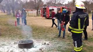 Bomberos en la escuela N° 28 de Maisonnave