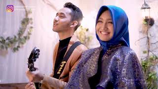 Adek berjilbab biru... Lagu asli bahasa melayu