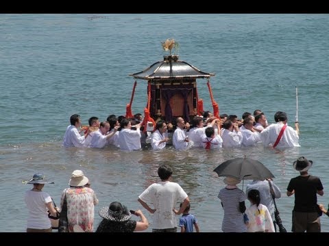 20110716熱海こがし祭りPART-1　御鳳輦（ごほうれん：神輿）浜降り