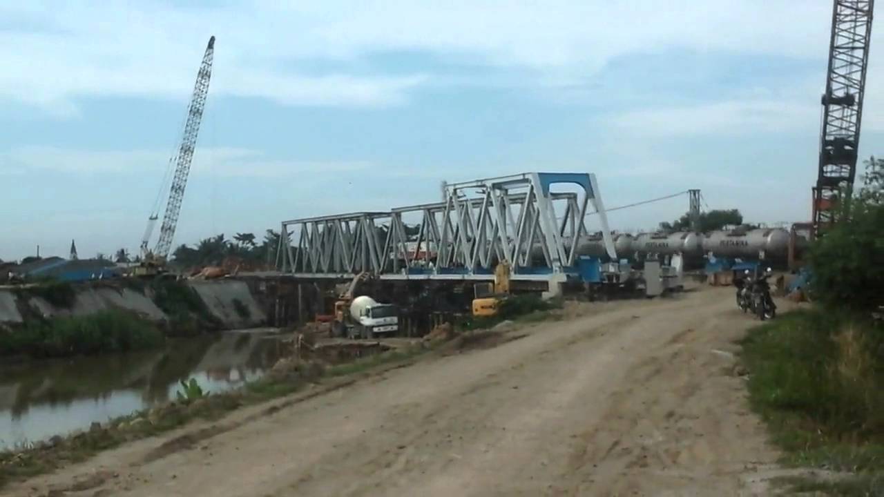 Lalang Kereta Api Melewati Jembatan Sei Serdang Divre 1 Sumut