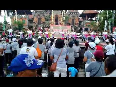 Genjek Yoga Tertawa persembahan dari Baha Happy Movement saat Gianyar Tertawa, 11 April 3023