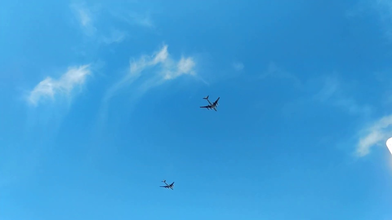 Видео пролет. Пролёт самолёта через облака.