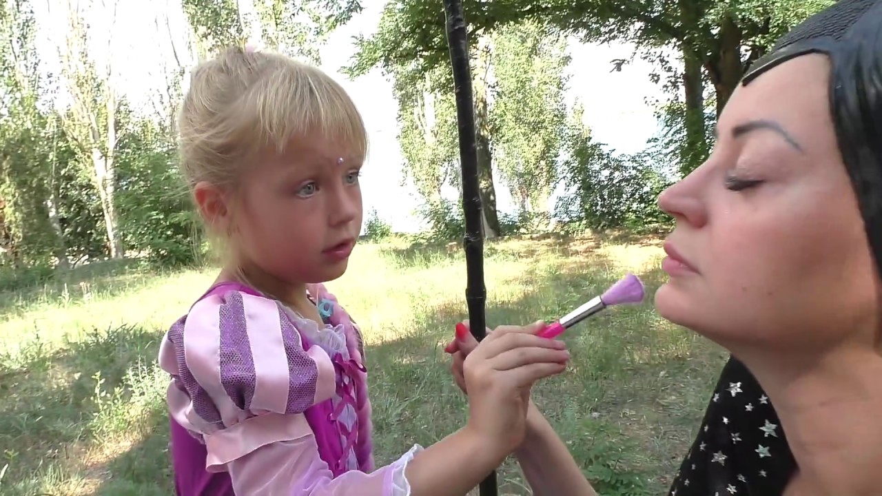 Princess Costumes & Kids Makeup Pretend Play Beauty Salon with Paints & Real Princess Dresses