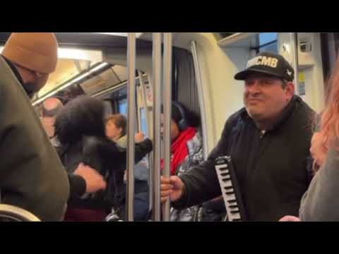 Marian Grasu canta biniditat la metrou in Paris