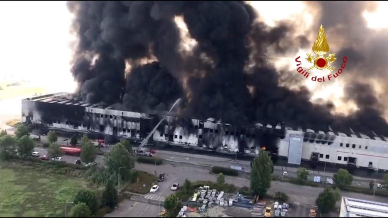 Incendio Lotras a Faenza, i residenti: "Svegliati dalle esplosioni. Ora siamo preoccupati dal fumo"