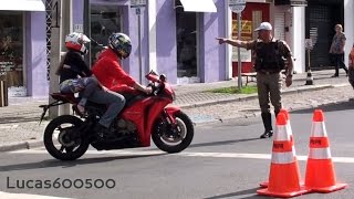 Blitz pega várias motos em Curitiba