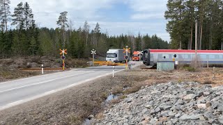 Järnvägsövergång utanför Högsby med "Krösatåg" - Swedish level crossing