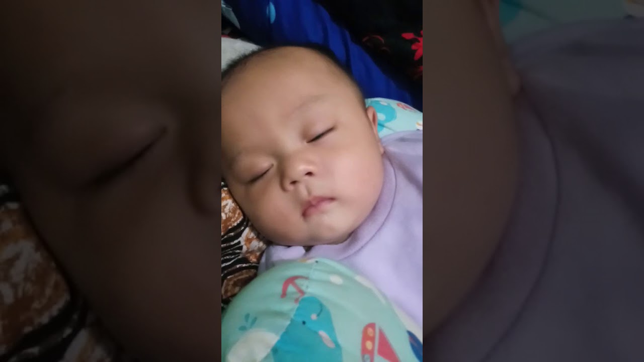 Bayi tidur senyum - YouTube