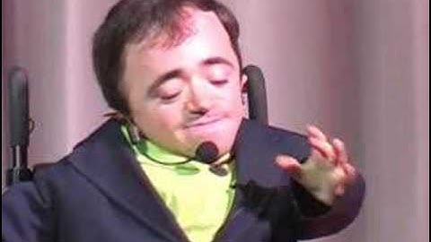 Sean Stephenson addresses a crowd about an interesting date!