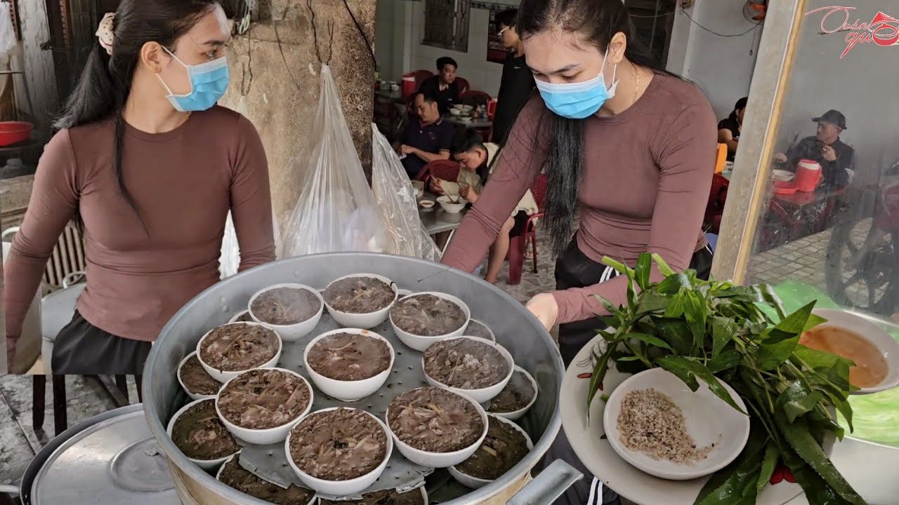 Em gái xinh đẹp Độc quyền với món Cháo lòng huyết chưng chén ăn với rau răm,ngò rai muối tiêu chanh