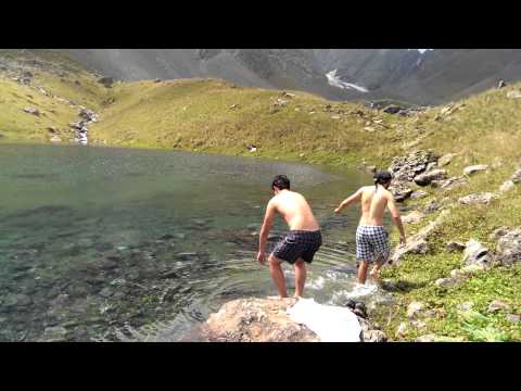 ბანაობა ძალიან ცივ აბუდელაურების მწვანე ტბაში - Leone Emotions