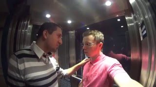 2 gays se chauffent dans un ascenseur