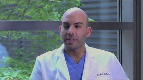 What is the difference between a cognitive neuropsychologist and a clinical neuropsychologist?