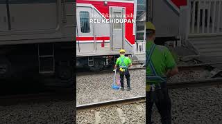 Bersihkan Sampah Rel Kehidupan #relkeretaapi #sampah #stasiun #petugaskebersihan #train