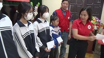 HỘI CHỮ THẬP ĐỎ HUYỆN LẠC THỦY TRAO TẶNG 11 XUẤT HỌC BỔNG CHO HỌC SINH NGHÈO HỌC GIỎI