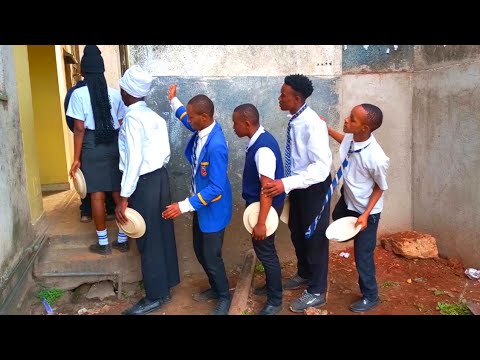 Shule venye watu walikua wanaibiwa sahani kwa line Ya Kuwekewa Chakula