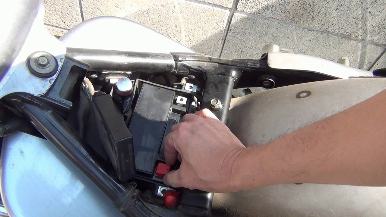 ホンダ　シャドウ400sp バッテリー交換