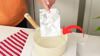 Jette du papier aluminium dans l’eau bouillante. Les couverts brillent comme neufs