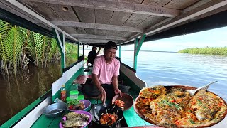 Cook a new menu of fried fish and shrimp with coconut milk chili sauce from fishing in the river.