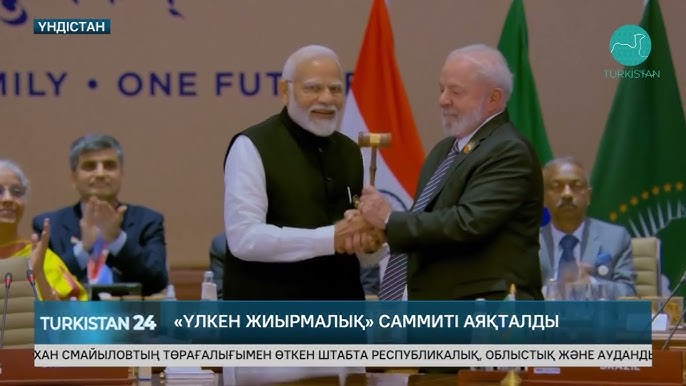 Сахнада юбка астында Толық әйелді үш адам былғайды