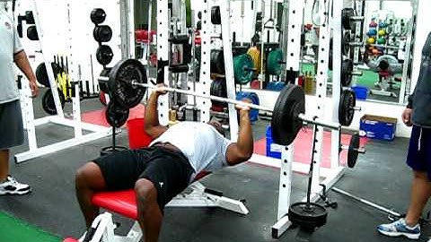 Bench Press with Eccentric Hooks