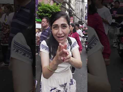 تنافس عربات الطعام بالسوق الصيني وسط بانكوك لجذب السياح